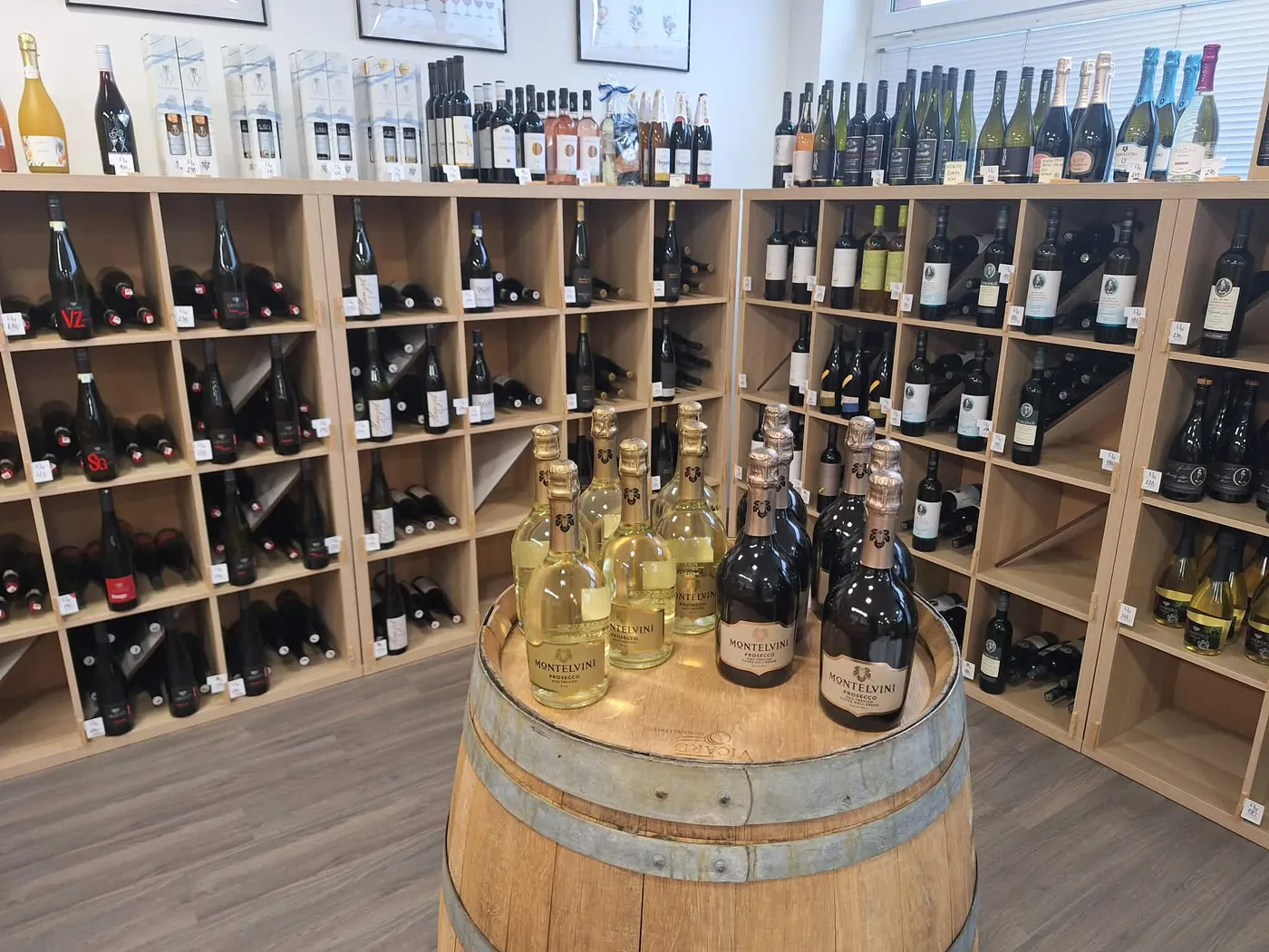 Regály s vínem a sud s prosecco ve vinotéce Double Wine